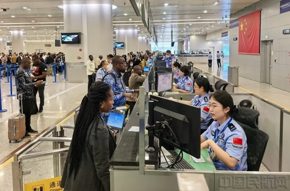 ֖|C(j)(chng)ڰԁ뾳ˆTͻ2000f˴